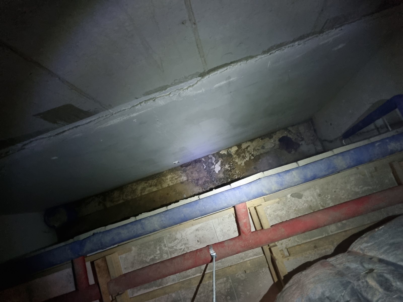 벽체 하단과 트렌치 주변 물샘 확인 이미지