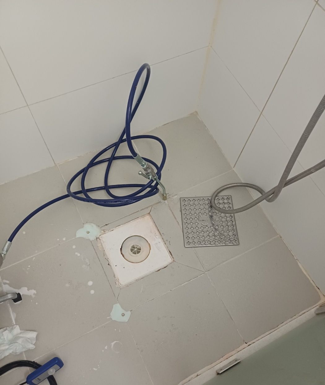 안성 서운면 오촌리 욕실 바닥 배수구 주변 물기