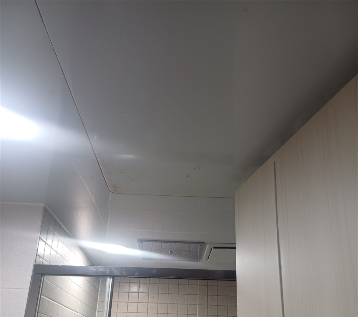 인천 부평구 구산동 욕실 천장 점검구 주변 젖은 자국