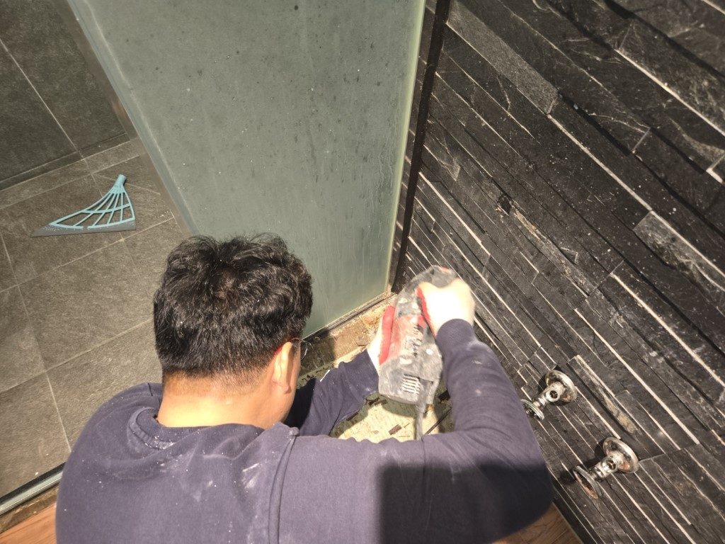 샤워부스 하단과 문턱 바닥을 철거하는 과정