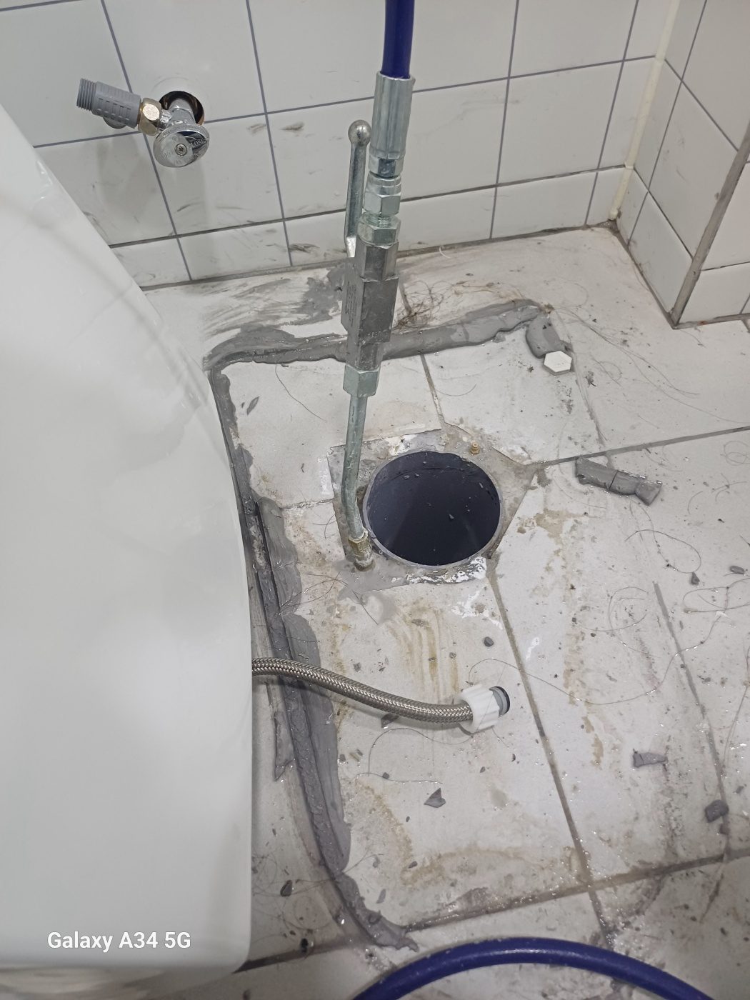 변기 하부 배수 개구부와 젖은 바닥 상태