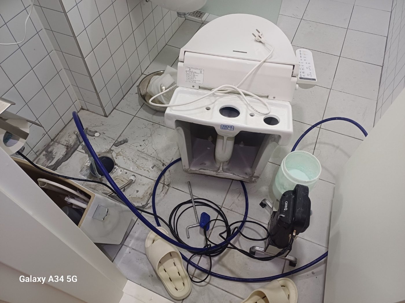 욕실 변기를 분리하고 바닥 배수 자리를 확인하는 현장